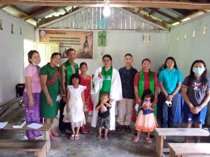 Pdt Ayu Pattikawa, Pendeta Jemaat Pos Pelkes Roti Hidup Mayau Kalbar bersama Presbiter setempat dan warga jemaat.