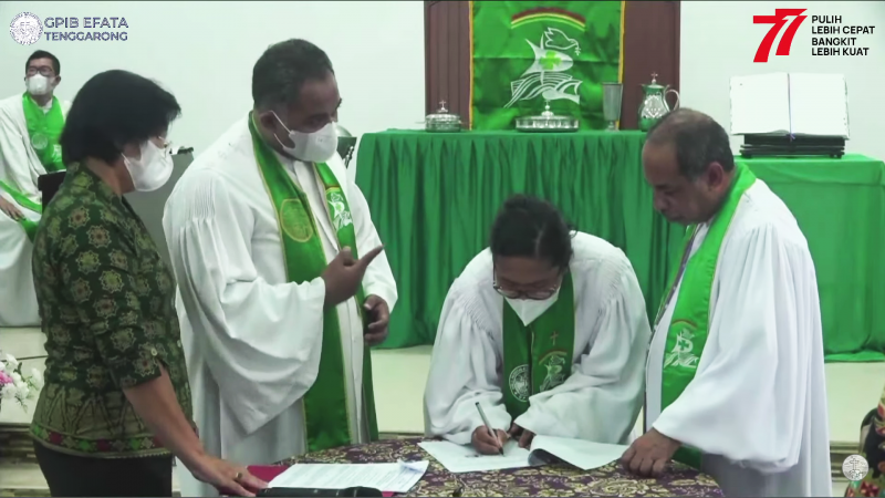 Pdt. Marthen Leiwakabessy Ketua 1 Majelis Sinode, kanan, saat ikut menandatangani surat-surat terkait aset GPIB.  