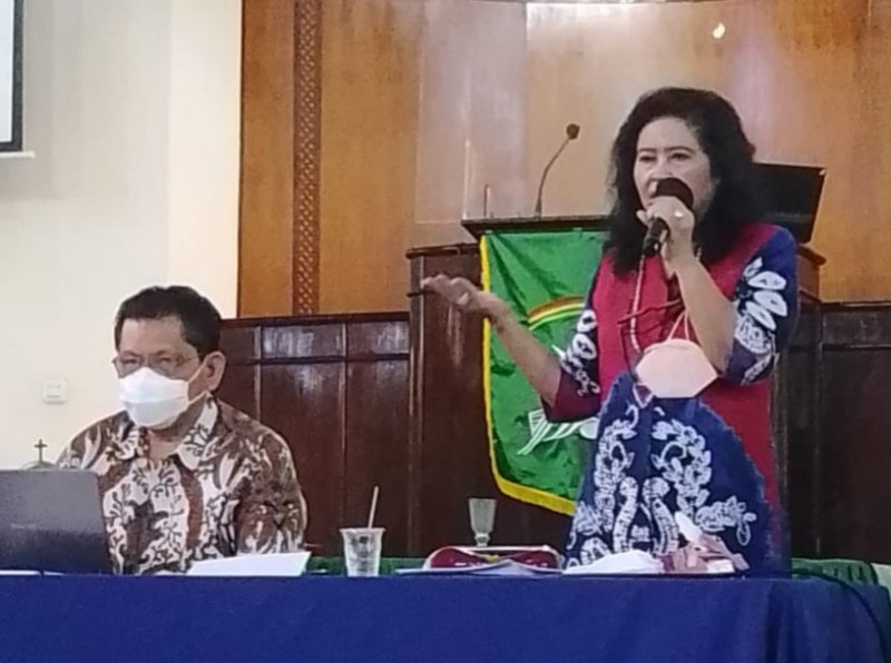 Pnt. Sheila Salomo, kanan dan Pnt. Rico Sihombing saat menyampaikan materi dalam  Pembinaan Tahap ke-2 Calon Tetap Diaken Penatua di Zebaoth Bogor.