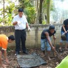 Pnt. Chris Wangkay GPIB Zebaoth Bogor bersama warga di Pospel Cigudek kerja bakti membersihkan lingkungan sekitar. Foto Dok Frans S. Pong, 2018.