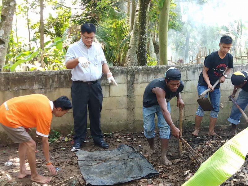 Pnt. Chris Wangkay GPIB Zebaoth Bogor bersama warga di Pospel Cigudek kerja bakti membersihkan lingkungan sekitar. Foto Dok Frans S. Pong, 2018.