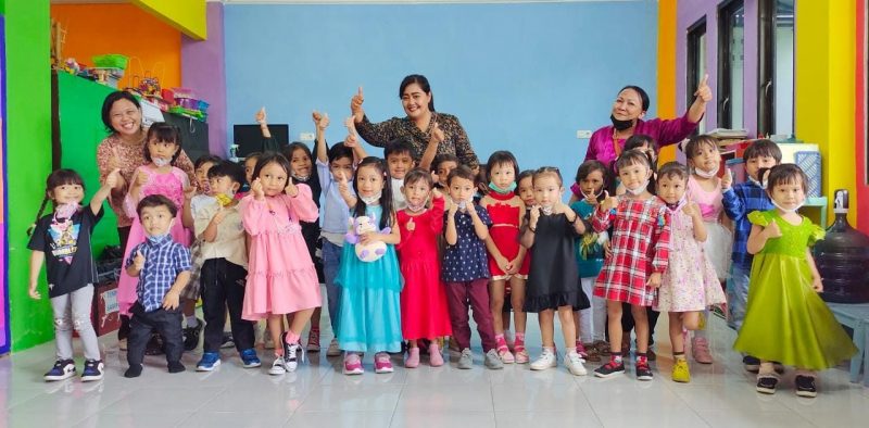 Anak-anak TK Bukit Kasih mengisi pujian dalam Ibadah Minggu. Foto: Yapendik Family