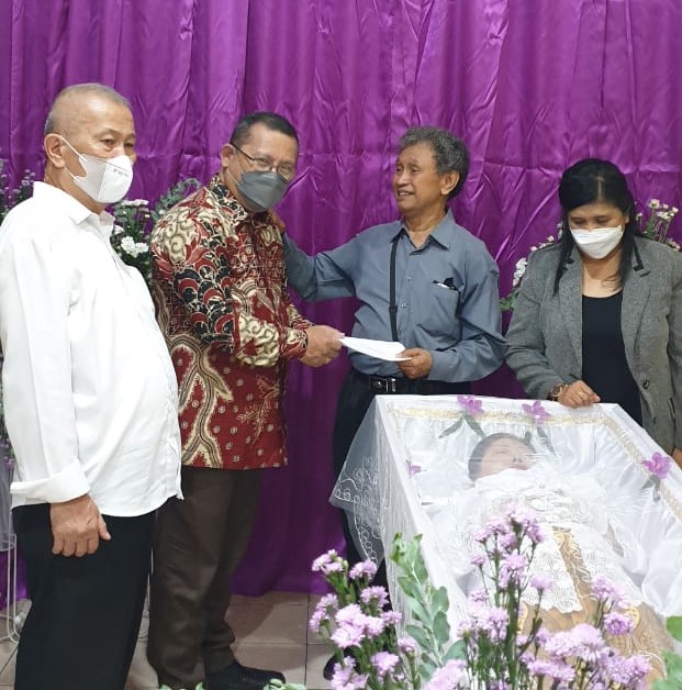 Mupel Bali NTB menyerahkan Tanda Kasih kepada keluarga Pdt. Abraham Supriyono