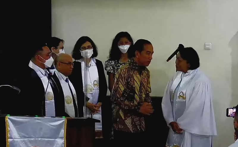 Presiden Jokowi berbincang dengan KMJ GPIB Zebaoth Bogor Pdt. Margie Ririhena De Wanna.