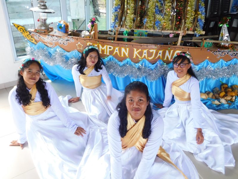 Sampan Suku Laut Kajang menghias perayaan Natal di Pos Pelkes Sola Fide Batam.