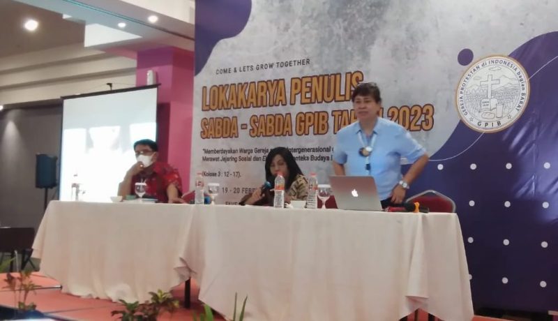 Kanan, Pendeta Dina Meijer Hallatu di Forum Lokakarya Medan.