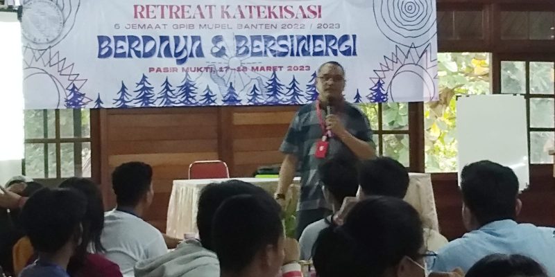Pendeta Salmon Bawole menyampaikan materi bina kepada calon sidi baru di Mupel Banten di Pasir Mukti Bogor 