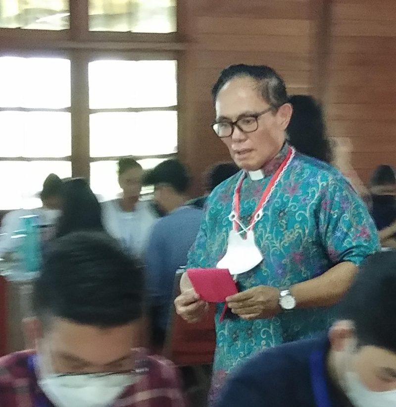 Pendeta Jimmy Iroth saat memaparkan materi dalam retreat katekisasi Mupel Banten