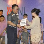 Ketua Pantia GPIB Golf Charity 2023, Marsekal Muda TNI Jorry Soleman Koloay, S.I.P.  menyerahkan donasi kepada Panti Asuhan. 